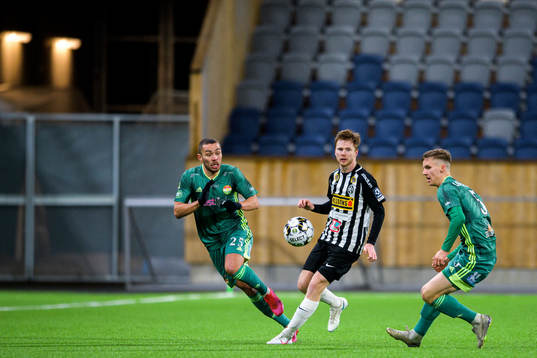 Landskronas Dennis Olofsson i en kamp mot Dalkurds Malkolm