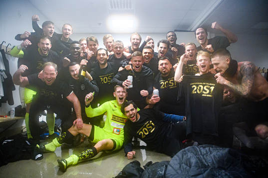 Landskronas spelare jublar i omklädningsrummet