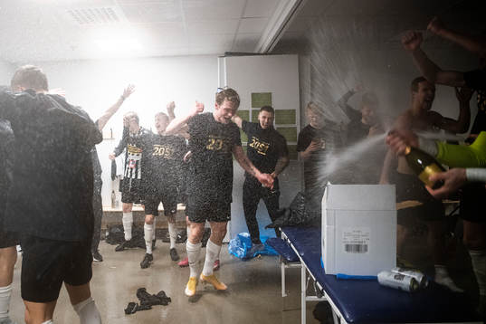Landskronas spelare jublar i omklädningsrummet
