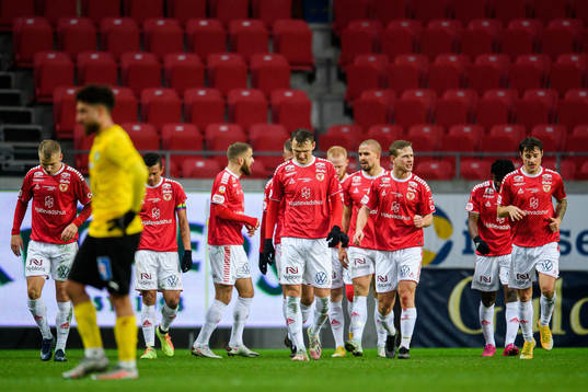 Kalmars Nils Fröling jublar med lagkamrater