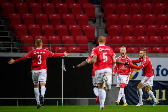 Kalmars Nils Fröling jublar med lagkamrater