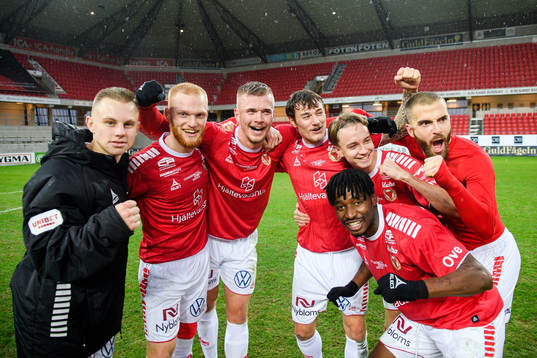 Kalmars spelare jublar