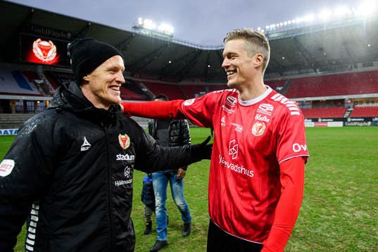 Kalmars assisterande tränare Rasmus Elm och Viktor Elm jublar