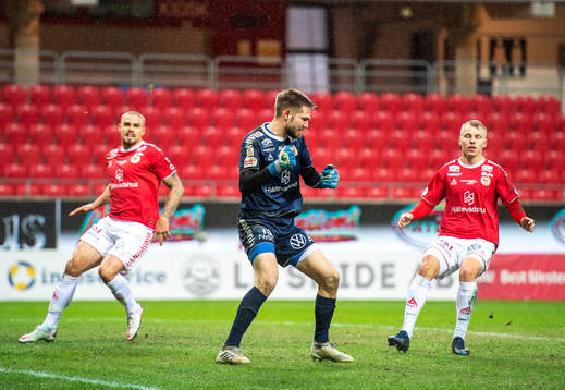 Kalmars målvakt Lucas Hägg Johansson jublar efter straffräddningen