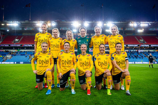 LSK Kvinner’s starting eleven pose for a team photo