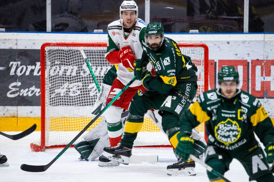 Moras Oskar Eklind och Björklövens Daniel Rahimi i kamp