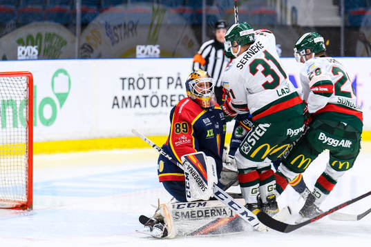 Djurgårdens målvakt Niklas Svedberg mot Frölundas