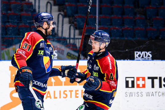 Djurgårdens Dick Axelsson (v) jublar med Marcus Högström