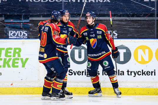 Djurgårdens Rhett Rakhshani (m) jublar med lagkamrater