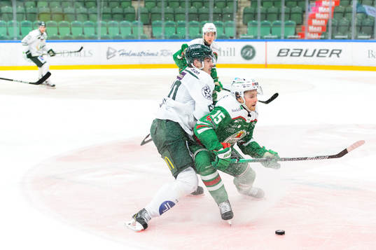 Färjestads Sebastian Erixon och Rögles Simon Ryfors