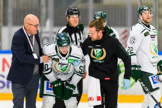 Färjestads Sebastian Erixon får hjälp av isen