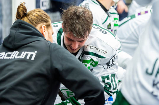 Färjestads Sebastian Erixon får vård i båset