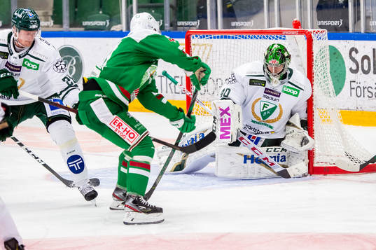 Rögles Nils Höglander oroar framför Färjestads målvakt