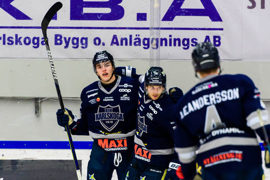 Karlskogas Linus Karlsson och Gustaf Thorell jublar