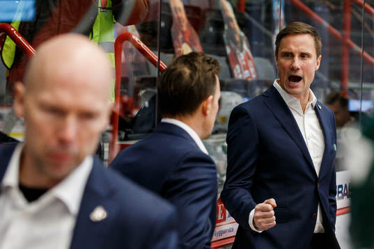 Frölundas tränare Roger Rönnberg jublar