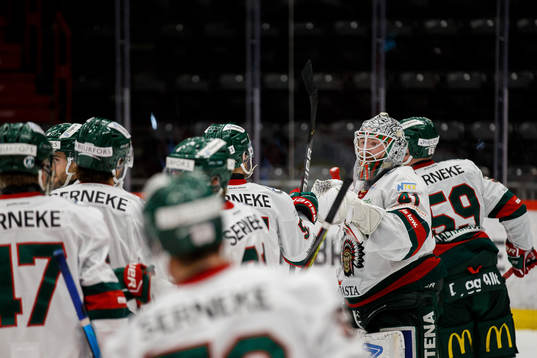 Frölundas goalkeeper Niklas Rubin jublar