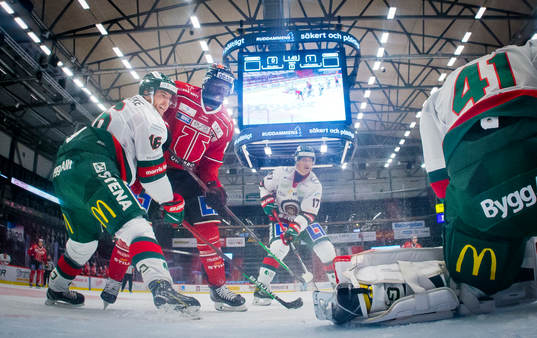 Frölundas Stefan Elliott och Örebros Daniel Muzito Bagenda