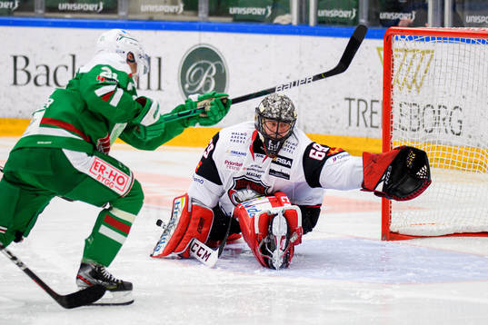 Malmö Redhawks målvakt Oscar Alsenfelt räddar skott