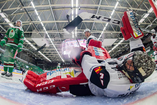 Malmö Redhawks målvakt Oscar Alsenfelt räddar målchans