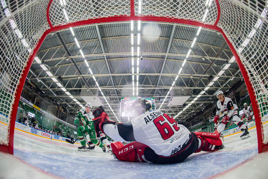 Malmö Redhawks målvakt Oscar Alsenfelt räddar målchans