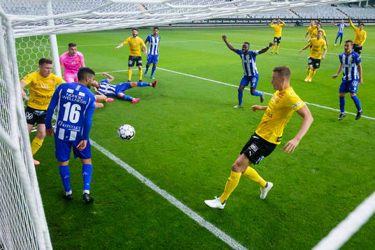 This picture is part of Bildbyrån’s selection of the best sports photos from 2020. Originally published 200622 IFK Göteborg’s Mattias Bjärsmyr and Sargon Abraham sees the ball pass the goal line for 1-1 by a header of Mattias Bjärsmyr
