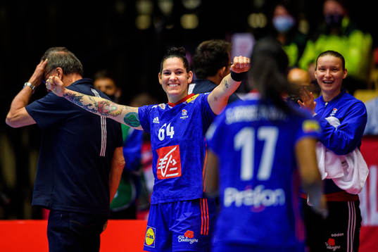 Alexandra Lacrabere of France celebrates