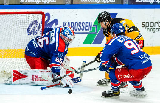 Oskarshamns målvakt Tex Williamsson och Oliver Larsen samt