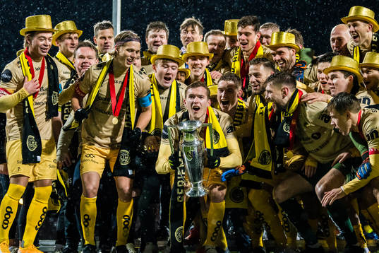Patrick Berg, Kjetil Knutsen, head coach of Bodø/Glimt, Ulrik Saltnes, Aasmund Bjørkan, assistant coach of Bodø/Glimt, Alfons Sampsted, Marius Christopher Høibråten, Philip Zinckernagel, Nikita Haikin, Hugo Vegard Vetlesen, Vegard Leikvoll Moberg and Sondre Brunstad Fet of Bodø/Glimt celebrates with the trophy afterthe Eliteserien match between Bodø/Glimt and Viking