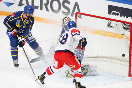 Klas Dahlbeck of Sweden, goalkeeper Anders Lindbäck of