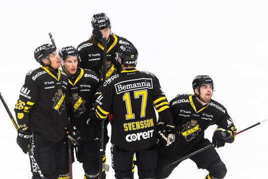 s Eric Norin jublar med lagkamrater