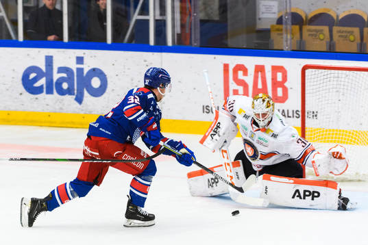 Oskarshamns Markus Modigs och Växjös målvakt Viktor Fasth