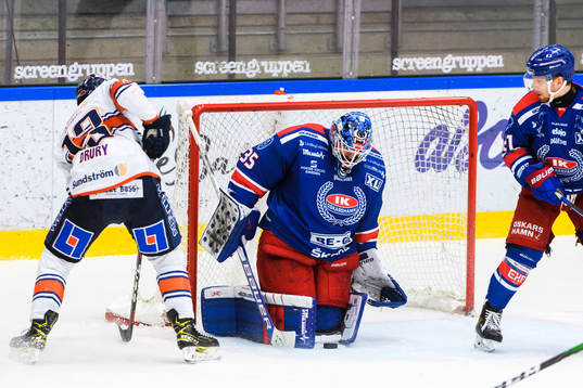 Växjös Jack Drury och Oskarshamns målvakt Joe Cannata