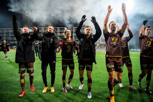Martin Ovenstad, Syver Eriksen, Ole Amund Sveen, Fredrik Brustad and the players of Mjøndalen celebrate