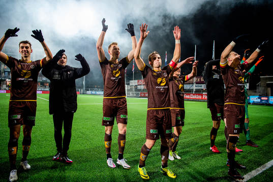 Vetle Dragsnes, Joackim Solberg, Lars Olden Larsen and the players of Mjøndalen celebrate