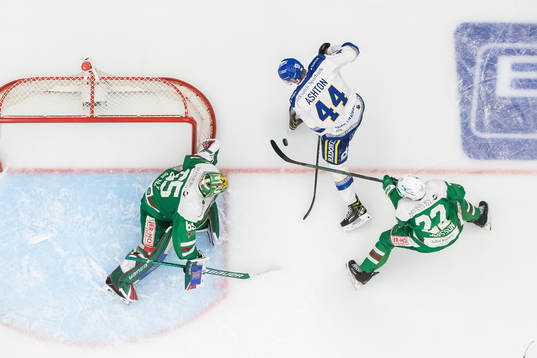Leksands Carter Ashton oroar vid Rögles målvakt