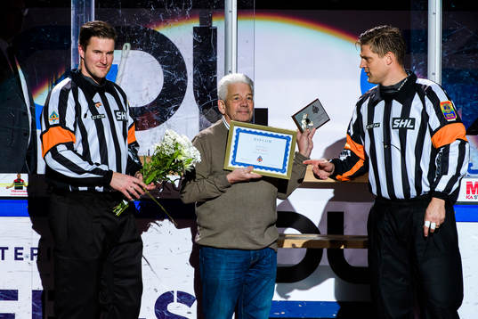 Rolf Björk får diplom och utmärkelsen från domare Johan