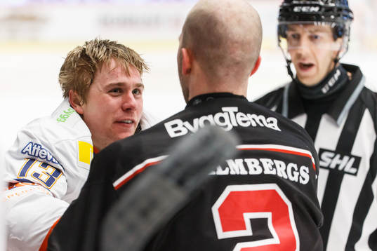 Växjös Jack Drury och Örebros Rasmus Rissanen i bråk
