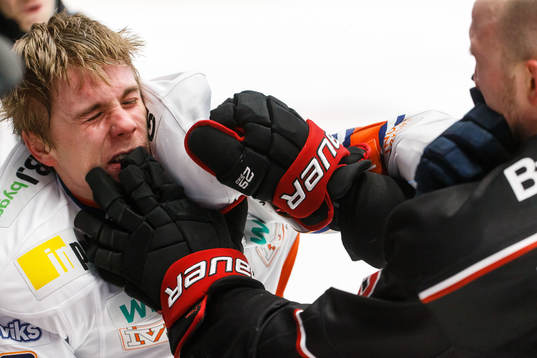 Växjös Jack Drury och Örebros Rasmus Rissanen i bråk