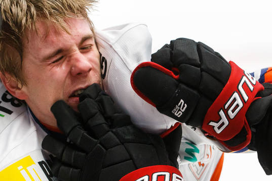 Växjös Jack Drury och Örebros Rasmus Rissanen i bråk
