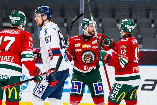 Frölundas Jan Mursak jublar med lagkamrater