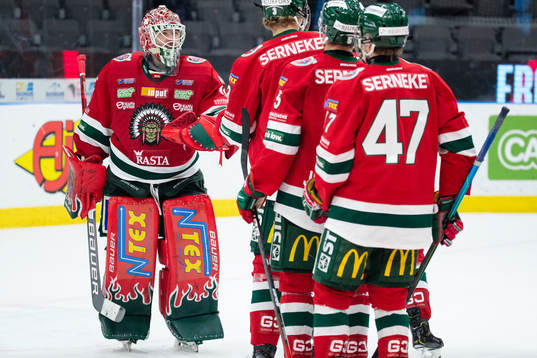 Frölundas målvakt Niklas Rubin jublar med lagkamrater