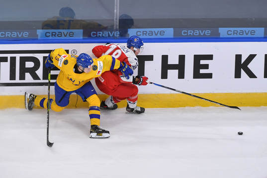 Emil Heineman slows down David Vitouch
