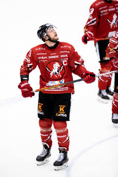 Vita Hästens Emil Lundberg ser sitt 3-2 mål bli granskat