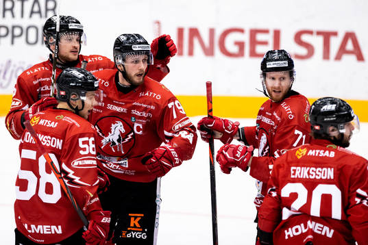 Vita Hästens Emil Lundberg jublar med lagkamrater