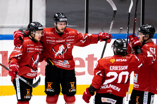 Vita Hästens Emil Lundberg jublar med lagkamrater