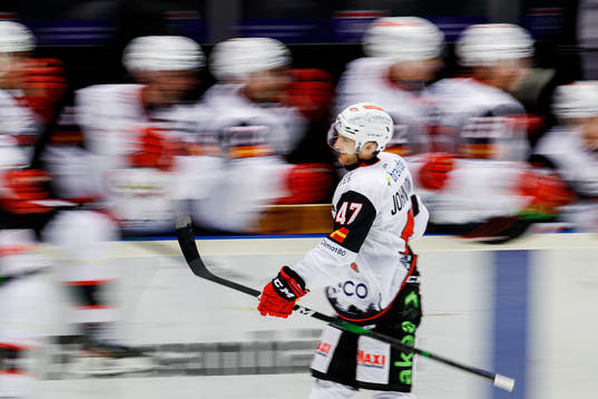 Malmö Redhawks Adam Johnson jublar