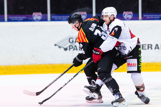 Malmö Redhawks Adam Johnson i kamp om pucken med Brynäs