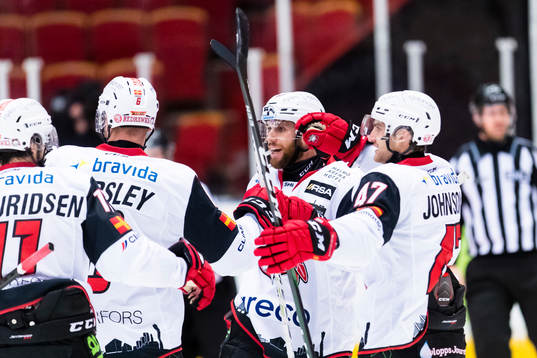 a höger) jublar med lagkamrater