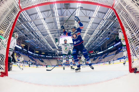 Växjös Emil Pettersson jublar när Jack Drury får pucken