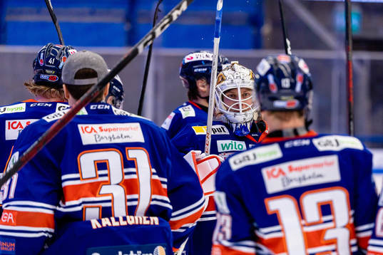 Växjös målvakt Viktor Fasth jublar